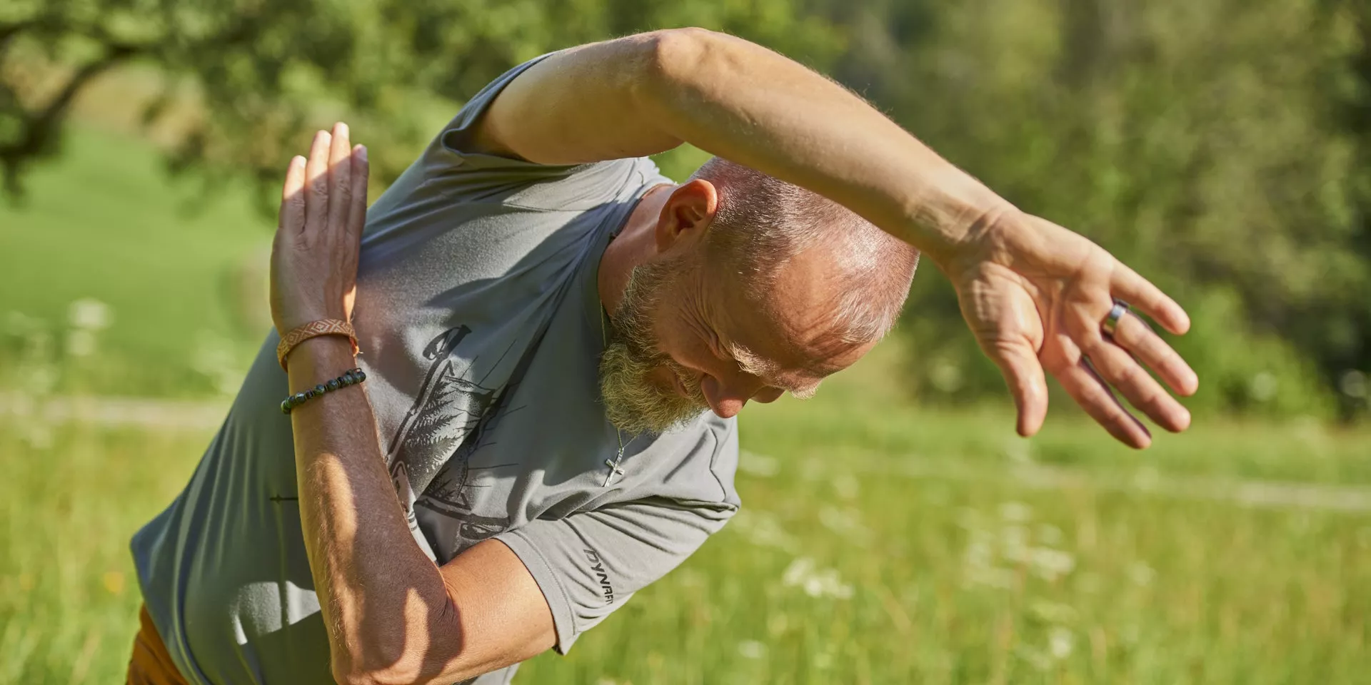 Seminarleiter Gerhard Wolf beim Qigong im Klosterpark