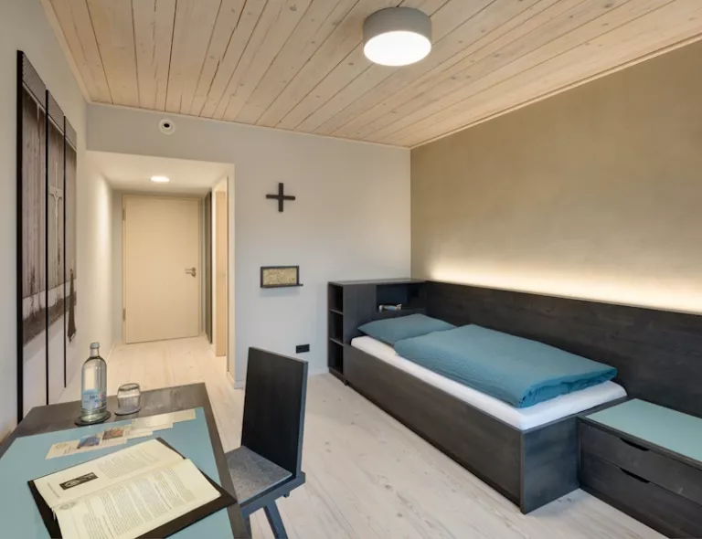 Einzelzimmer im Holz-Stroh-Haus im Kloster Plankstetten