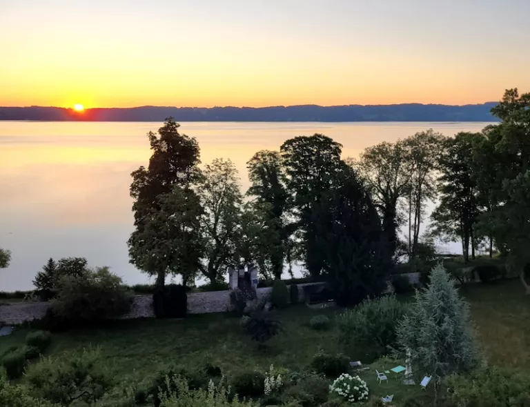 Ausblick von einem Zimmer im Kloster Bernried bei Sonnenaufgang