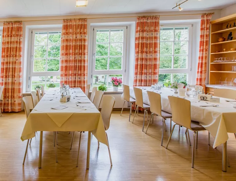 Im Speiseraum gibt es Frühstück, Mittag- und Abendessen