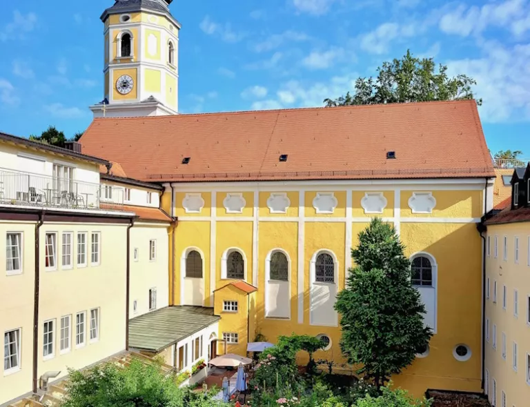 Der Kloster-Innenhof lädt am Abend zum Zusammensitzen ein