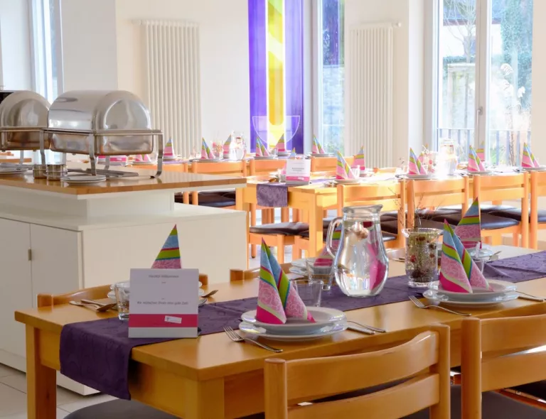 Im Speisesaal gibt es Frühstück, Mittag- und Abendessen
