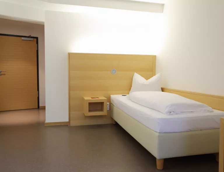 Die hellen Einzel- und Zweibettzimmer sind mit Dusche und WC ausgestattet